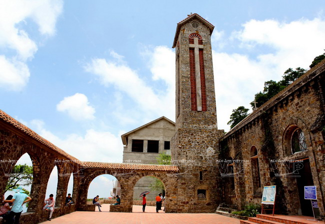 nha-tho-da-Tam-Dao-hap-dan-khach-du-lich