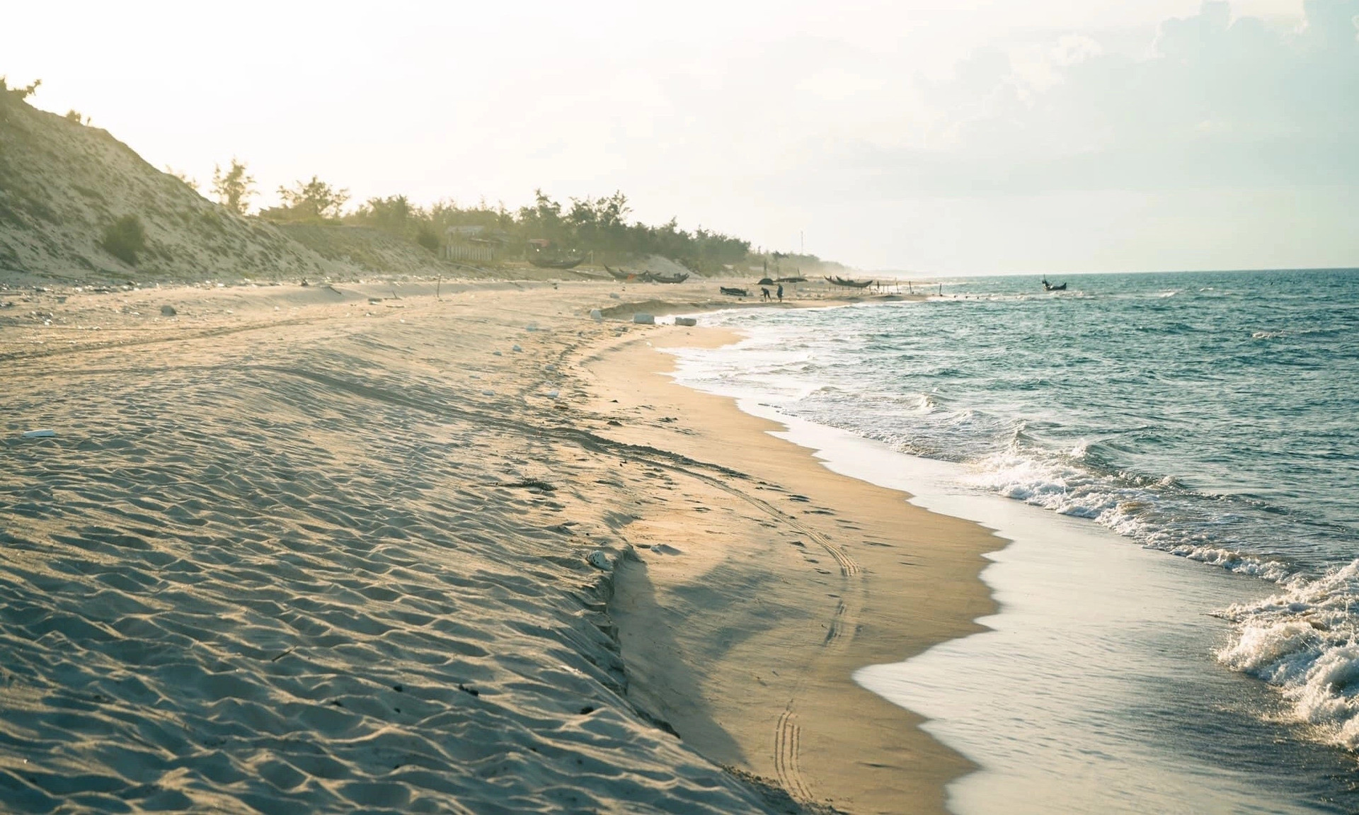 10 Bãi Biển Đẹp Chấn Động Ở Miền Trung Nhất Định Phải Khám Phá Trong Mùa Hè. Ảnh 6