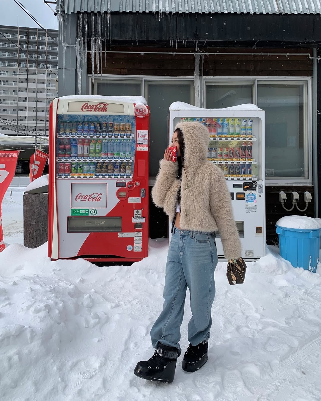 áo khoác lông xù và quần jeans h.yeli