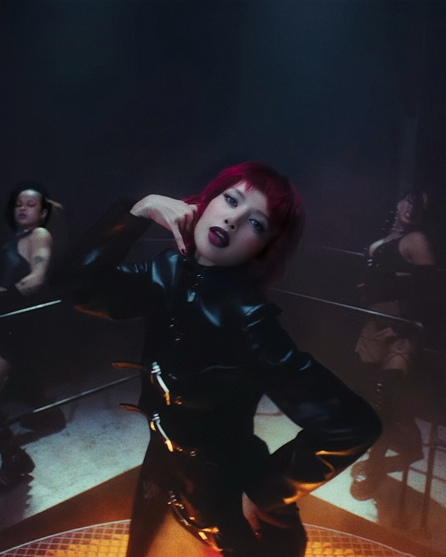 elle-lisa-thoi-trang-trong-mv-futw-2