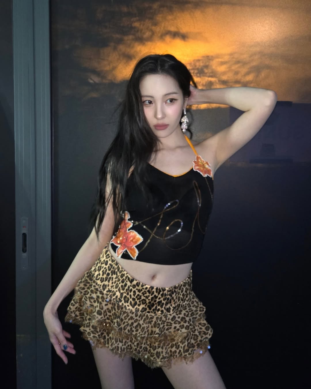 Áo coptop bó sát và váy ngắn