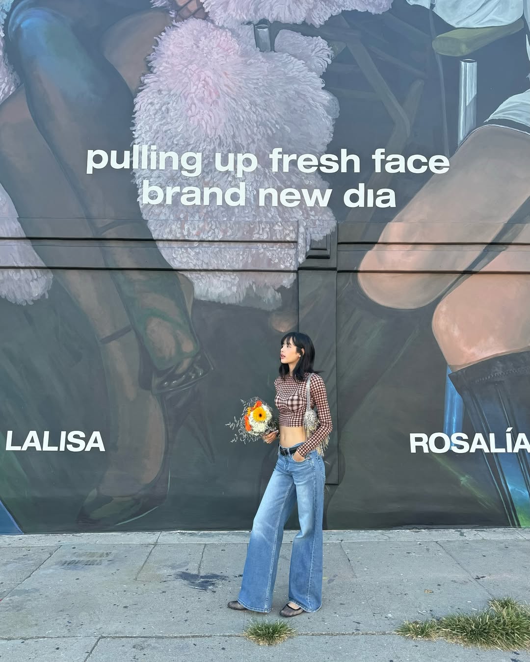 Lisa với áo croptop bó sát