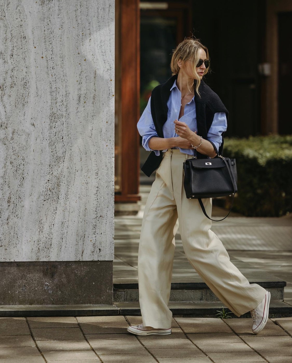 áo sơ mi và quần ống suông phong cách old money