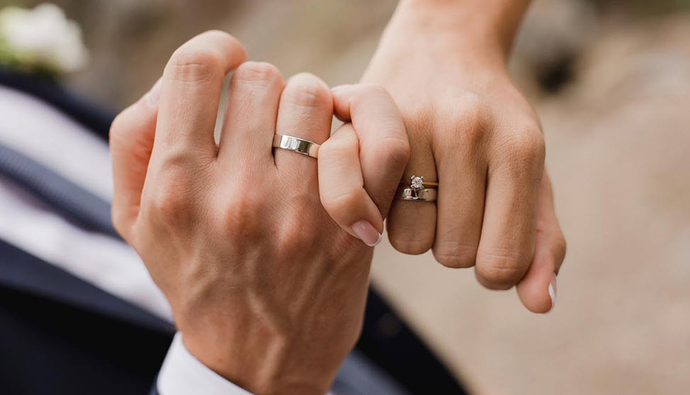 có nên đeo nhẫn đính hôn lúc trao nhẫn cưới không