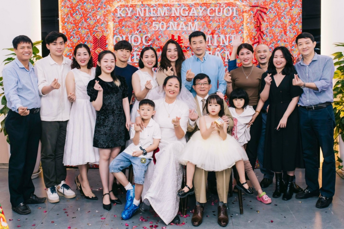 Tổ chức lễ kỷ niệm với gia đình và bạn bè