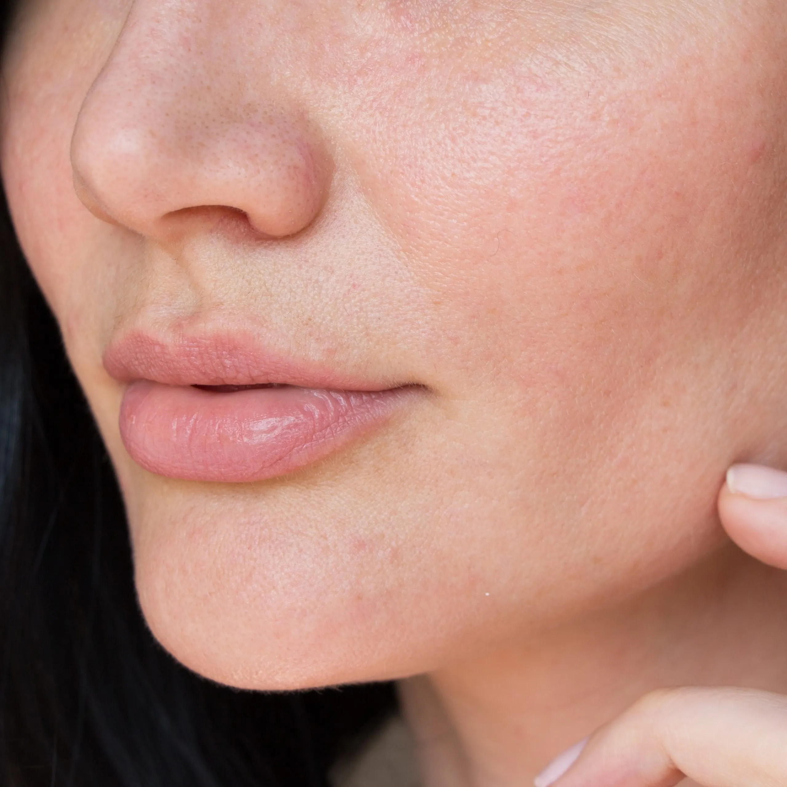 Hình ảnh cô gái với gương mặt đỏ nhẹ vì nhạy cảm.