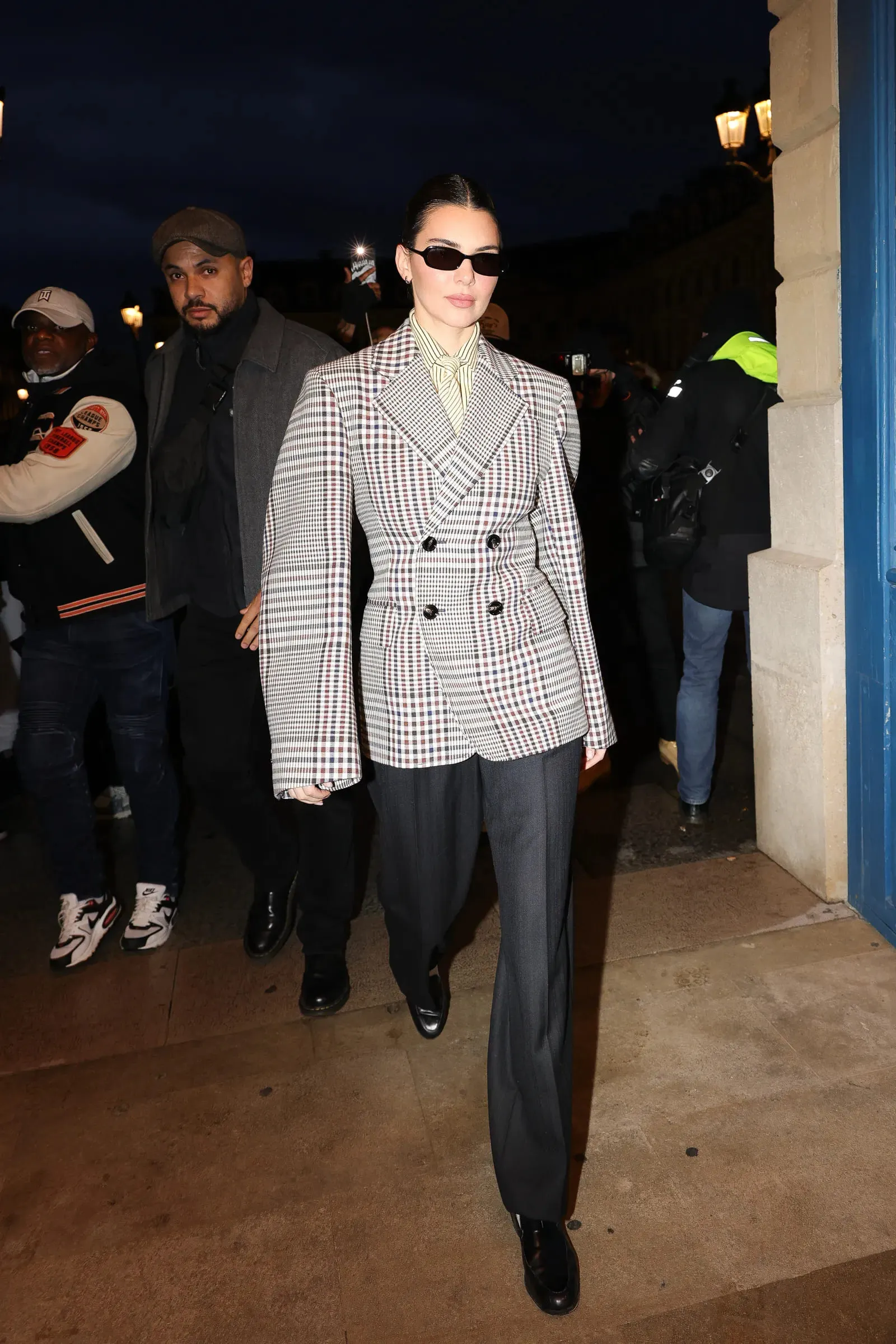 Kendall Jenner phối blazer kẻ ô cùng quần tây