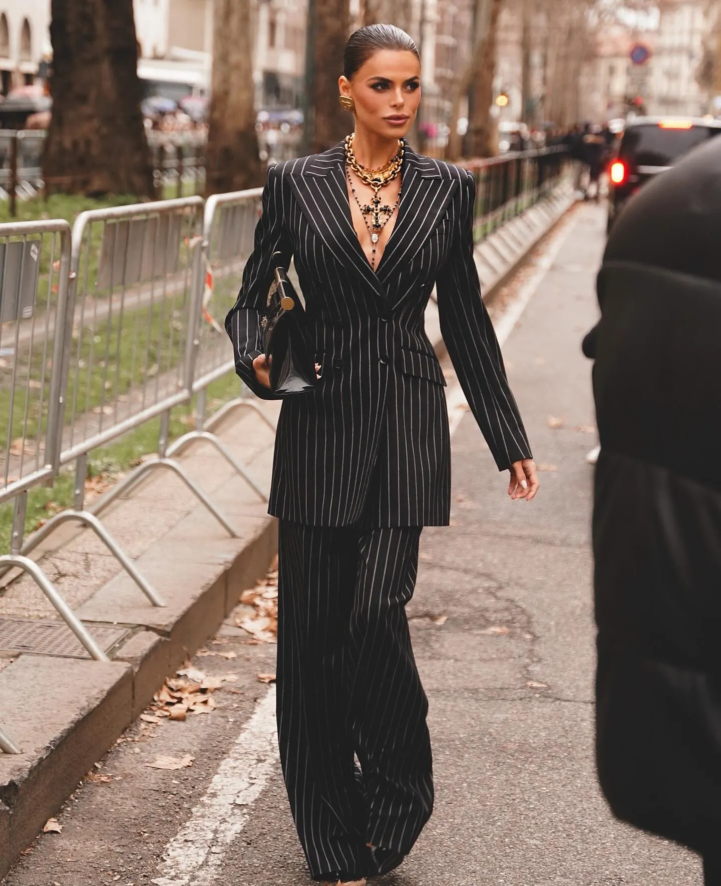 bản phối blazer sọc cùng quần tây