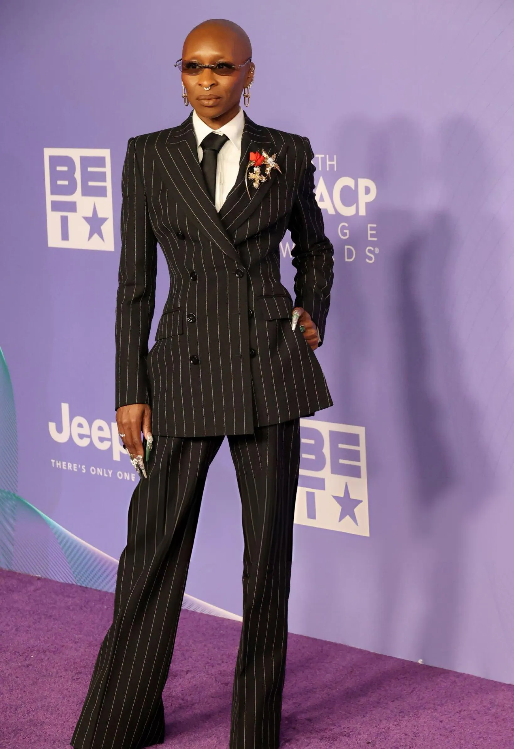 Cynthia Erivo diện suit kẻ sọc Dolce & Gabbana