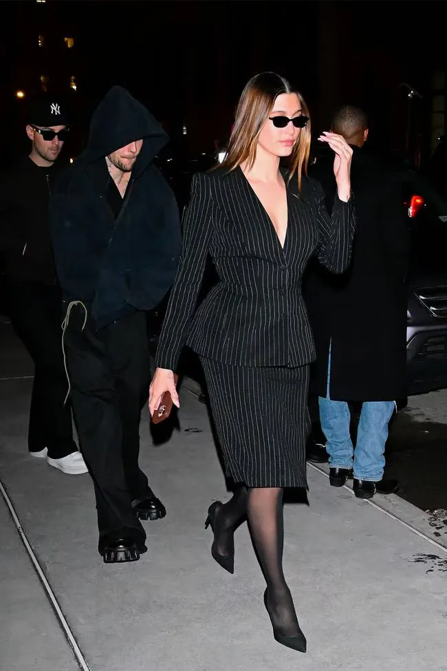 Hailey Bieber diện blazer kẻ sọc phối midi 