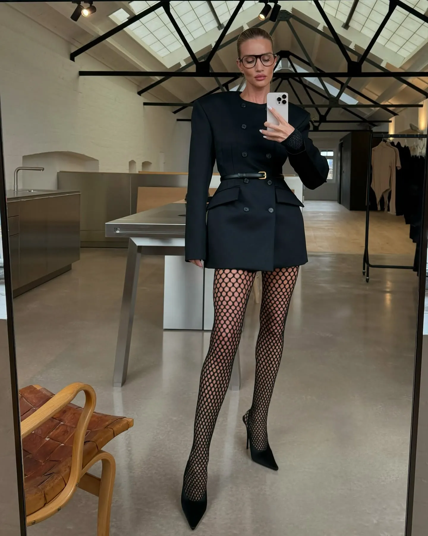 blazer phối quần tất lưới 