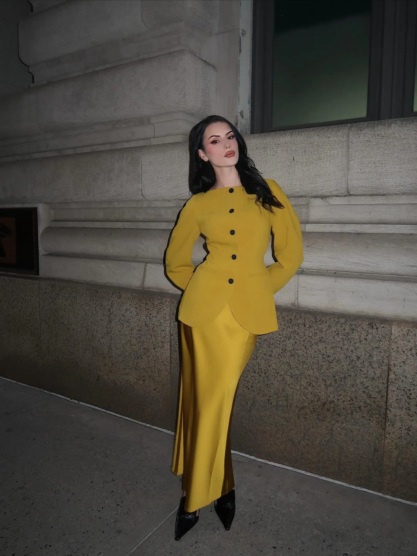 Bản phối blazer ôm eo cùng chân váy midi ton-sur-ton