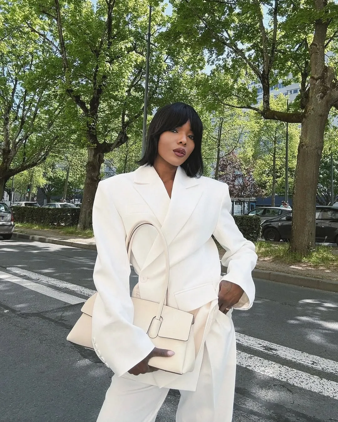 Bản phối blazer ôm eo cùng quần tây trắng ton-sur-ton