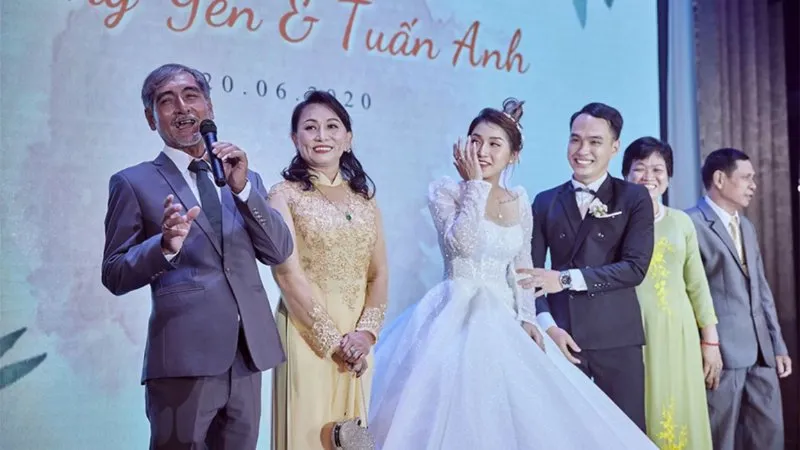 30+ MẪU BÀI PHÁT BIỂU ĐÁM CƯỚI HỌ NHÀ TRAI: CẢM ĐỘNG, HÀI HƯỚC VÀ CHUẨN NGHI THỨC