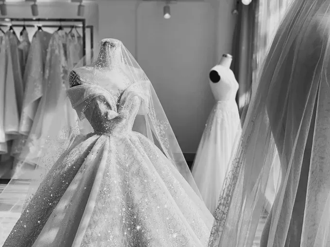 VÁY CƯỚI: HƯỚNG DẪN CHỌN TÔNG MÀU PHÙ HỢP VỚI MÀU DA VÀ CHỦ ĐỀ TIỆC CƯỚI