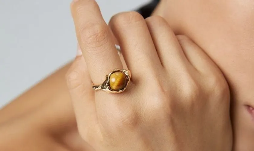 Nhẫn nữ đá màu: Trợ thủ sáng tạo cho người trẻ muốn tự chủ tài chính