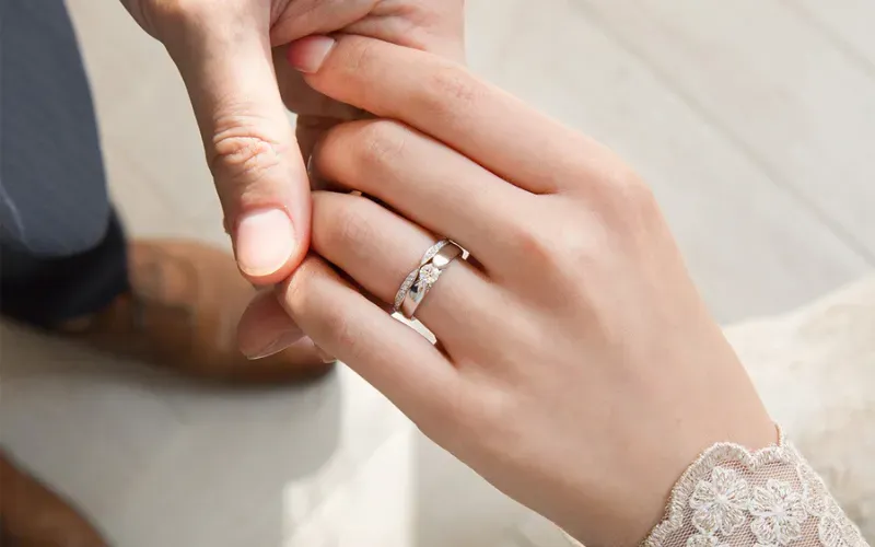 Có nên dùng đá CZ làm nhẫn cưới? Ưu và nhược điểm bạn cần biết