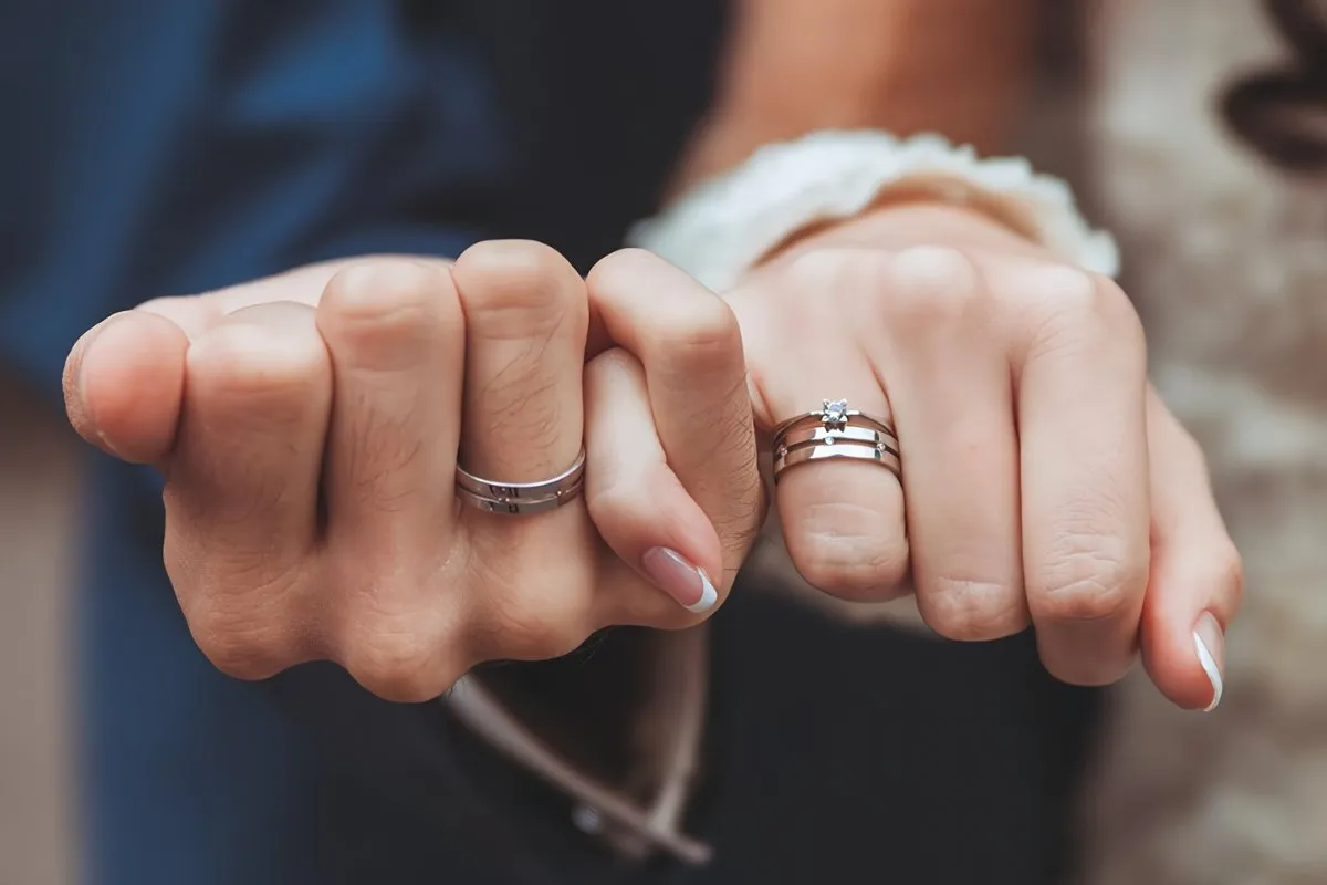 Mẹo chọn nhẫn cưới trông "đắt tiền" hơn giá trị thực tế