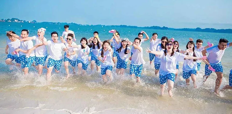 Đi biển cùng công ty: Đừng để vẻ ngoài 'vợ/chồng người ta' làm lung lay mái ấm của bạn