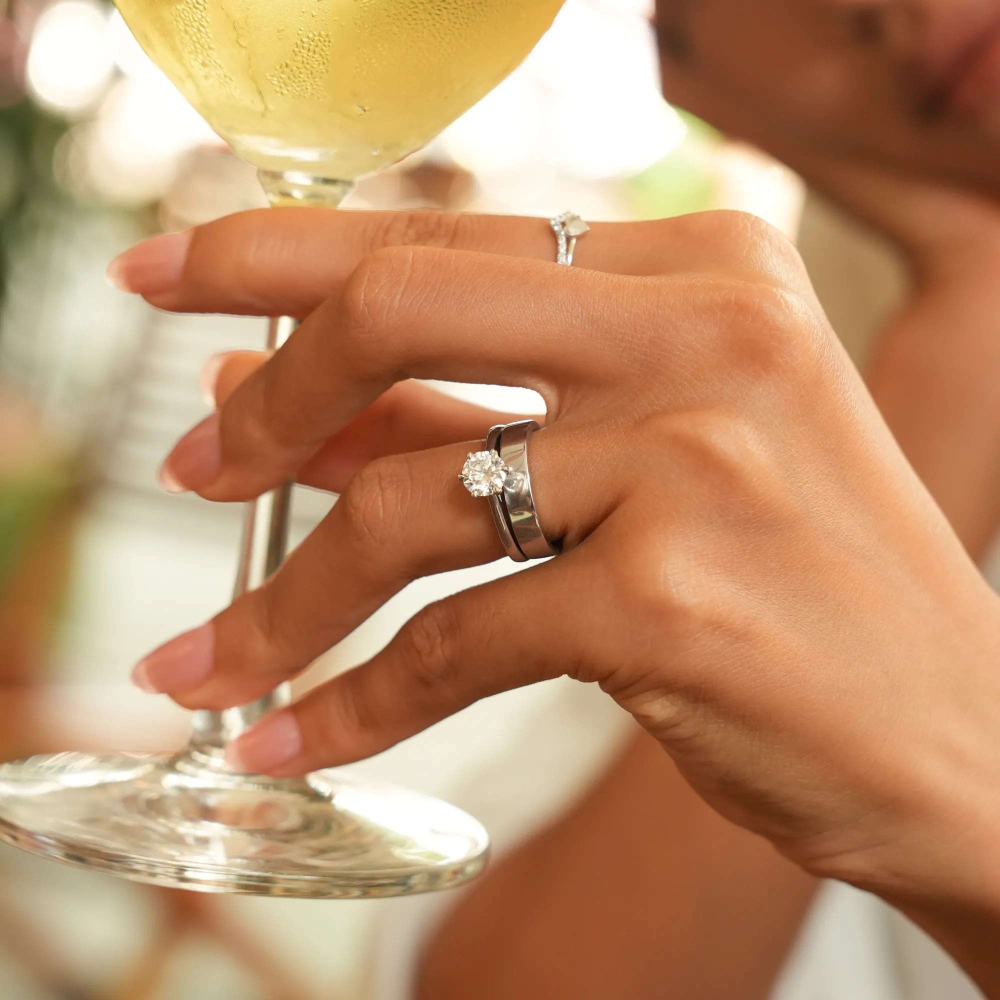 Mùa hè này, hãy để chiếc nhẫn kỷ niệm kể câu chuyện về một tình yêu 'bất bại' trước thời gian