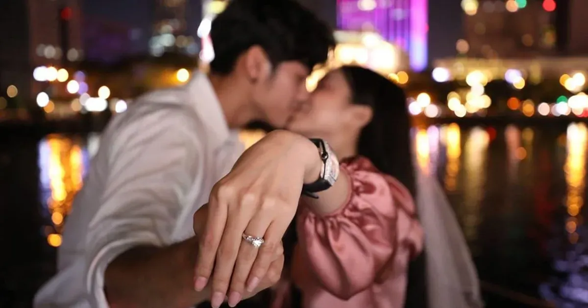 cặp đ&ocirc;i hạnh ph&uacute;c 