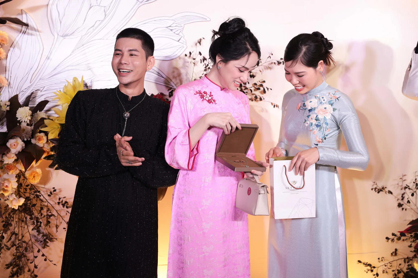 Cùng giới KOL "đập hộp" Ocean Vow: Khi kỷ vật tình yêu không còn là những thiết kế lỗi thời